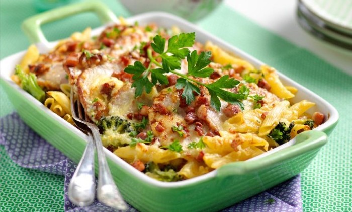 Pastagratäng Med Broccoli Och ädelost
