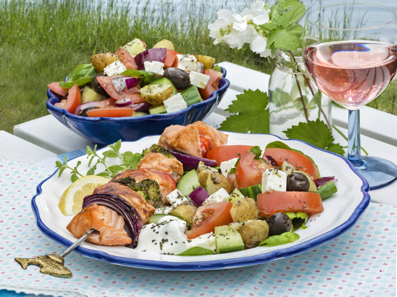 Laxspett med grekisk sallad