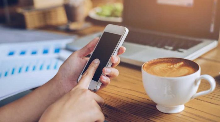Vi tittar ofta på mobilen på jobbet. Bild: IBL