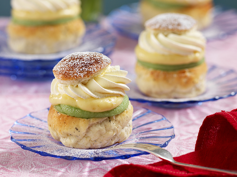 Glutenfria semlor med vaniljkräm