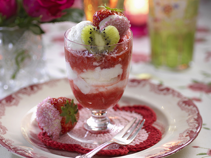Jordgubbsdessert med mandelgrädde
