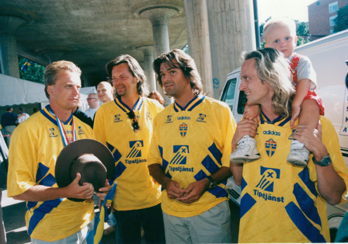 Fotbollsspelaren Jonas Thern tillsammans med Anders Glenmark, Niklas Strömstedt och Thomas Eriksson