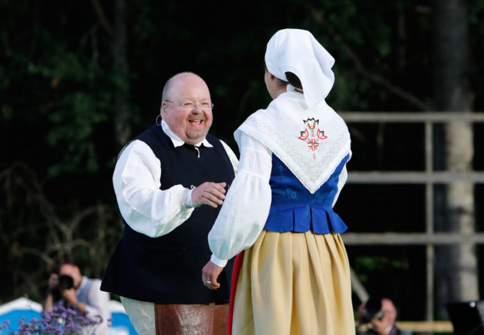 Kalle Moraeus och kronprinsessan Victoria med ryggen mot kameran i samband med Victoriadagen på Öland 2017.