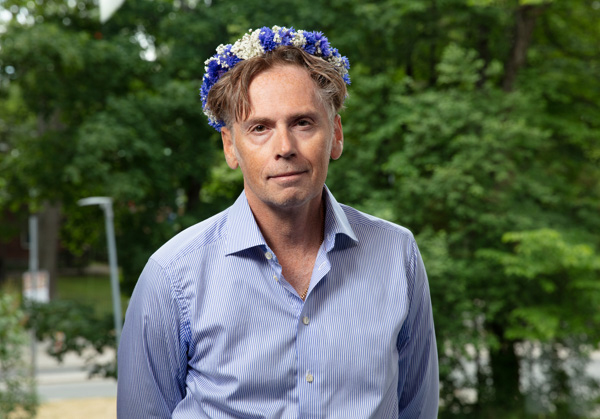 Ebba Stefansdotter Åkerlunds pappa klädd i blomkrans i samband med Sommar i P1.