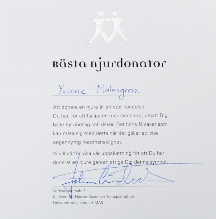 Yvonne fick ett diplom för att hon donerat sin njure.