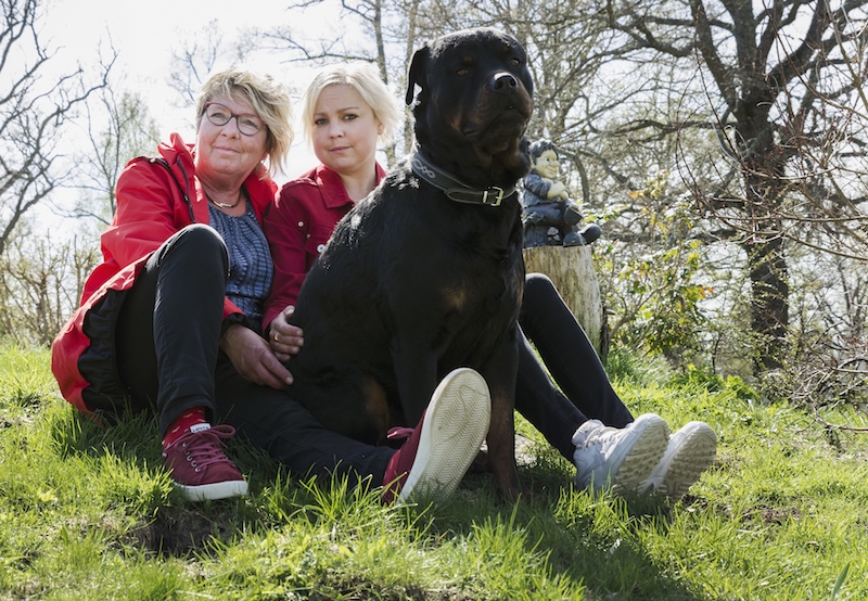 Mamma Yvonne är ett stort stöd för dottern Denice. På bild också hunden Gunnar.
