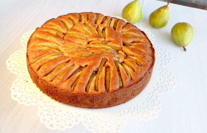 Päronkaka med punschgrädde