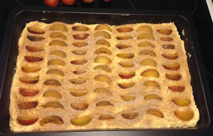 Plommonkaka med kanelsocker i långpanna