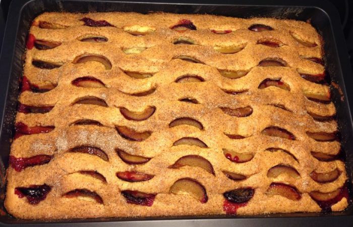 Plommonkaka med kanelsocker i långpanna