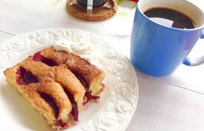 Plommonkaka med kanelsocker i långpanna