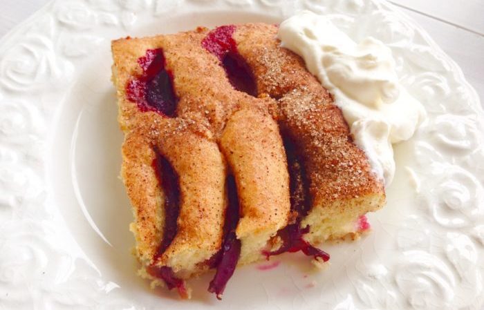 Plommonkakan med kanelsocker i långpanna