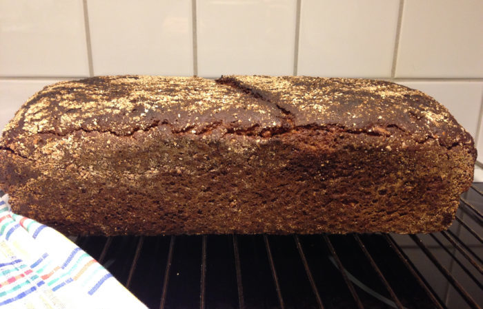 Lättbakat grovbröd av surdeg (du behöver ingen surdeg)