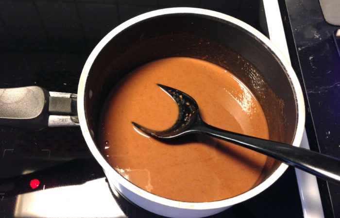 Glöggmousse med kanderade pekannötter