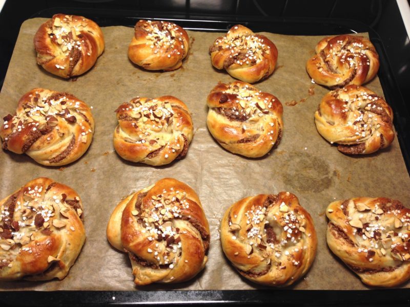 Kanelsnurror med surdeg och hemgjord mandelmassa (du behöver ingen surdeg i förväg)