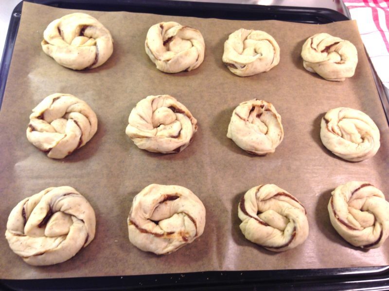 Kanelsnurror med surdeg och hemgjord mandelmassa (du behöver ingen surdeg i förväg)