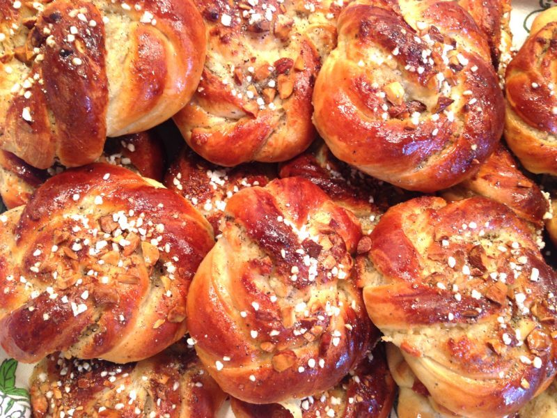 Kanelknutar med hemgjorde mandelmassa och surdeg (du behöver inte ha en surdeg i förväg)