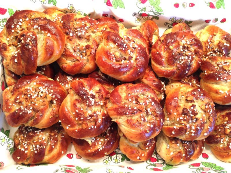 Kanelknutar med hemgjorde mandelmassa och surdeg (du behöver inte ha en surdeg i förväg)
