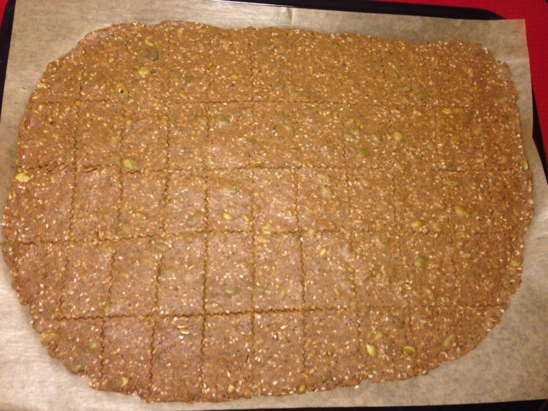 VÄRLDENS ENKLASTE: Sprött och lövtunt julknäckebröd (glutenfritt)
