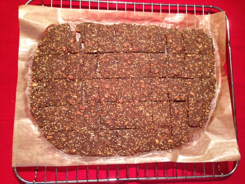 VÄRLDENS ENKLASTE: Sprött och lövtunt julknäckebröd (glutenfritt)