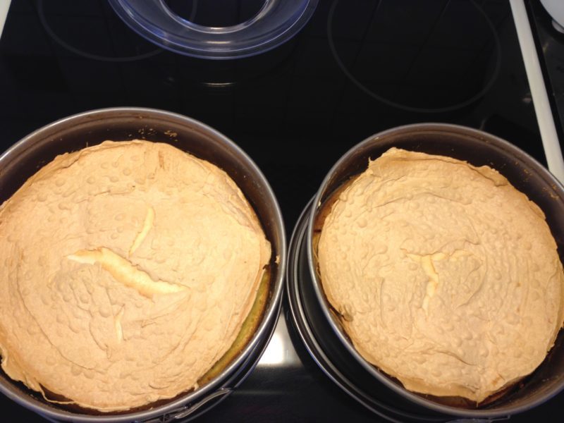 Vårfräsch påsktårta med maräng och lemoncurd