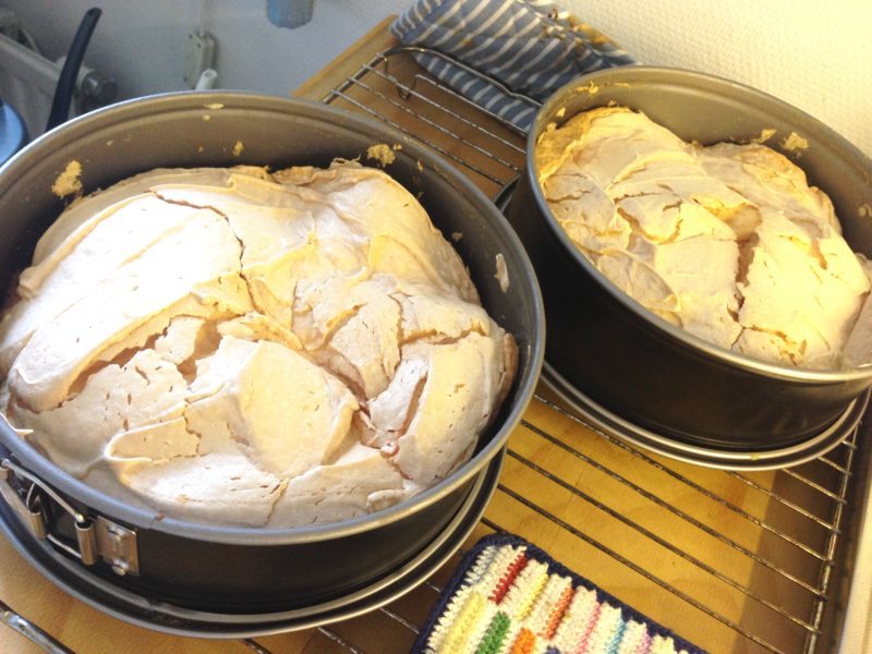 Vårfräsch påsktårta med maräng och lemoncurd