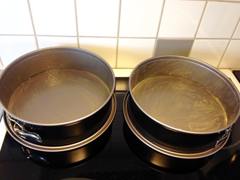 Vårfräsch påsktårta med maräng och lemoncurd