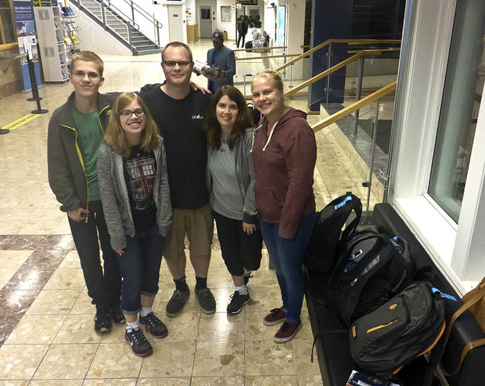 Hela min familj, utom min husse. Du ser min Evan, min Emily, min David (som är min husses son), min Stephanie och så min Agnes (som är min husses dotter). Det är precis innan de går på flygplanet som ska ta dem till Amsterdam, där det ska ta Seattleplanet. De är hemma nu, så resan gick bra.