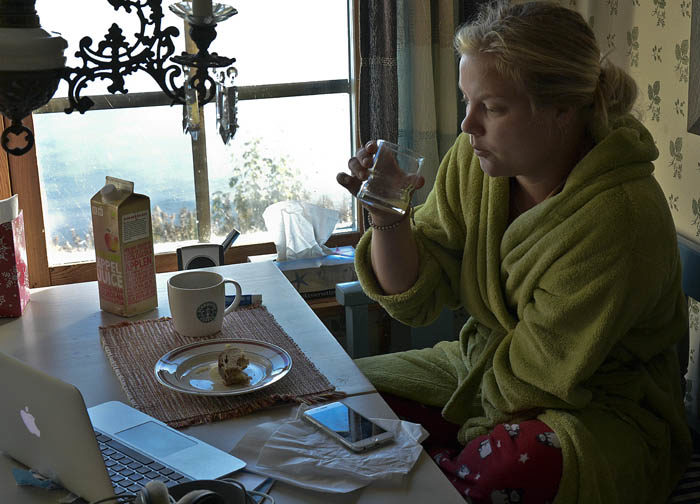 ENSAM När jag kom en hittade jag en Agnes, min Agnes, sittande i soffan vid matbordet. Hon satt alldeles ensam och inmundigade sin frukost bestående av juice, kaffe och smörgåsar. Nu är vi två ensamma här hemma.