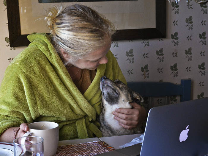 TILLSAMMANS Jag tog mig friheten att hoppa upp i soffan till min Agnes. Nu är varken min Agnes eller jag Vaira ensamma längre. Nu är vi tillsammans. Det är mycket trevligare tycker jag. Nu är vi båda glada igen.
