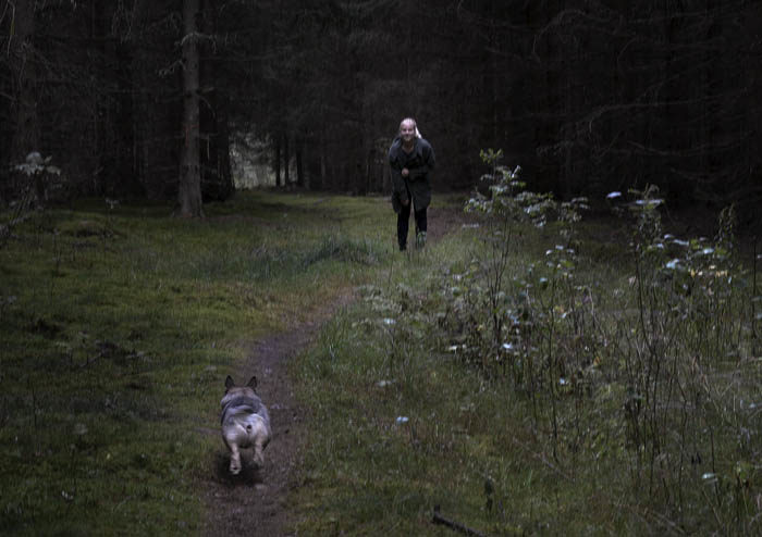Nu har min husse sagt ”Marsch till Agnes”. Som du ser står hon och väntar med en godisbit i handen. Det gäller att springa fort, så hon inte hinner att äta upp den själv.