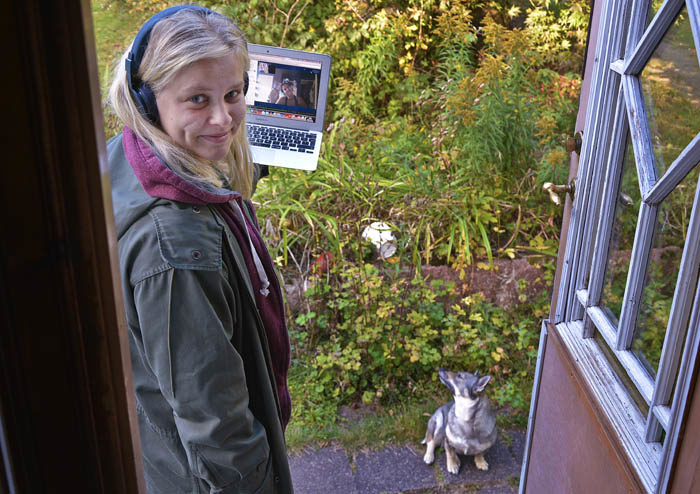 Min Agnes står på trappan, min Sabrina finns i datorn och jag sitter på marken och ser oberörd ut. Fast egentligen är jag lite förnärmad. Min Agnes ska prata med mig.