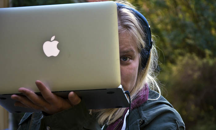 Så här ser min Agnes ut när hon skypar för fullt. Varför skypar hon aldrig med mig?