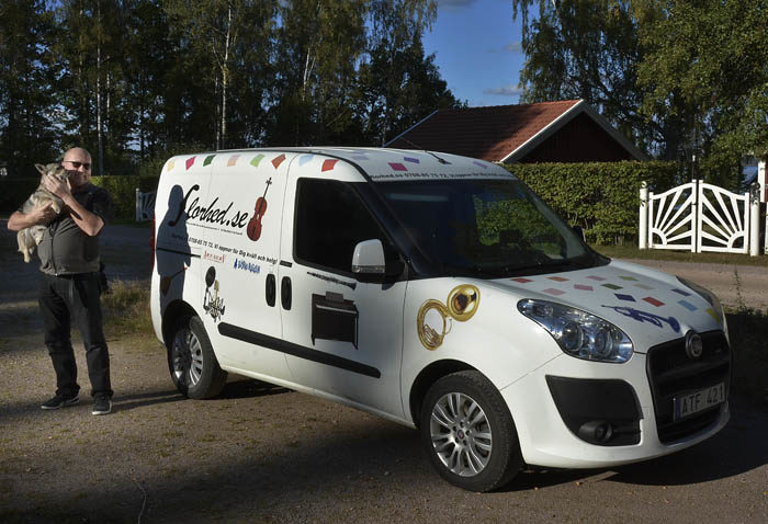 Klart att Ola måste ha en avskedskram, innan han åker iväg från mig. Det var roligt att han kom och hälsade på. Nu är det vår tur att åka till honom. Jag vet var han bor. I Väderstad.