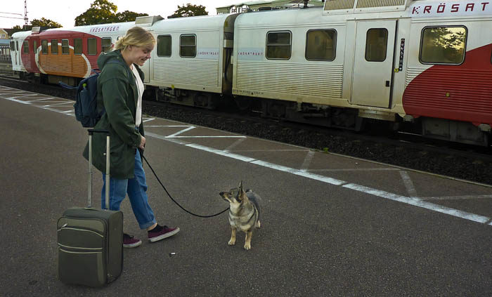 Min Agnes och jag står och språkar när vi väntar på vårt tåg. Det ska bli så roligt att åka till Uppsala tycker jag.