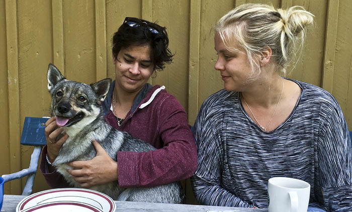 Ser du vad jag tycker om Sabrina? Jag till och med satt i hennes knä, när hon var och hälsade på mig. Hon var ganska frikostig med fördisk också. En rejäl flicka!