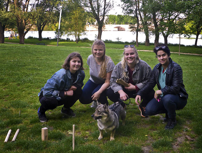 Detta är en bild från någon av de första gångerna jag träffade min Sabrina. Det var kubbmästerskap i parken nedanför där min Agnes bodde i Toulouse. Från vänster ser du en Matilda (kusin till min Agnes), en Annija (från Lettland, så hon kan uttala mitt namn riktigt), min Agnes och min Sabrina. Framför alla spelare står jag Vaira.