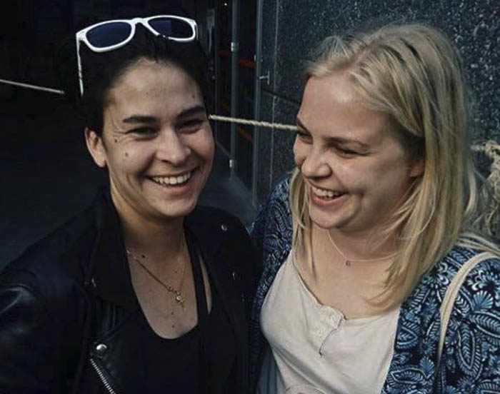 Visst ser min Sabrina och min Agnes lyckliga ut? Det är så roligt tycker både min husse och jag.