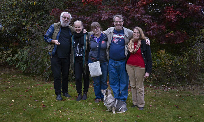 Den obligatoriska bilden innan alla ger sig av hemåt. Du ser min husse, min Agnes, Astrid, Lars och Eloise. Främst av alla sitter jag och håller ordning på min husse. Det är nödvändigt.