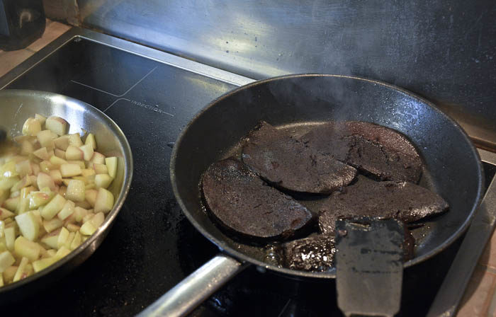 Nu blir det snart delikatesser på bordet. Blodpuddingen och äpplena steks på spisen. Baconen var redan klar. Jag kan verkligen se fram emot en trevlig fördisk.