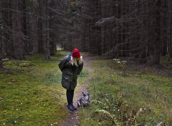 Så var det då bara min Agnes och jag kvar. Min kameraman också förstås, men han kan man ju inte räkna med. Vi har redan varit ute och språkat i skogen idag, min Agnes och jag, Hoppas hon flyttar hit nu.