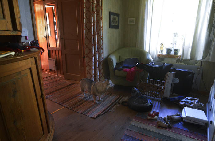 Här ser vi min Agnes klädhörna. Hon tar av sig skorna i tamburen och går raskt in för att befria sig från ytterkläderna i fåtöljen. På golvet finns det massa oväsentliga saker som måste undan innan gästerna anländer. Dock vill jag understryka att min bensamlig ska ligga där den ligger.