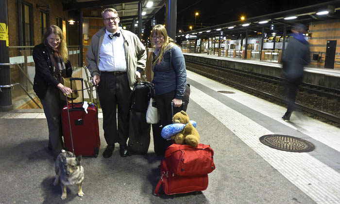 Allihop samlar oss efter vi har gått under järnvägen i Linköping. Ser du tåget i bakgrunden? Det är det försenade tåget alla kom med. Eloise kan inte slita ögonen från mig, men Lars och Astrid vet hur man ska fotograferas.