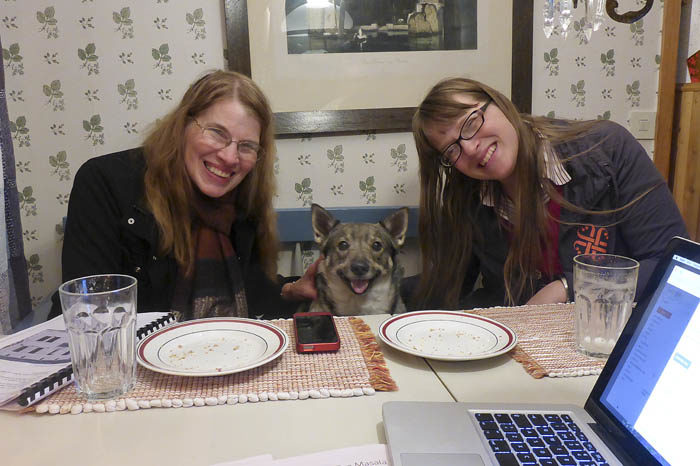 Redan vid kvällsmaten demonstrerade jag att jag visst får plats i soffan emellan Eloise och Astrid. Så kan de mata mig båda två samtidigt.