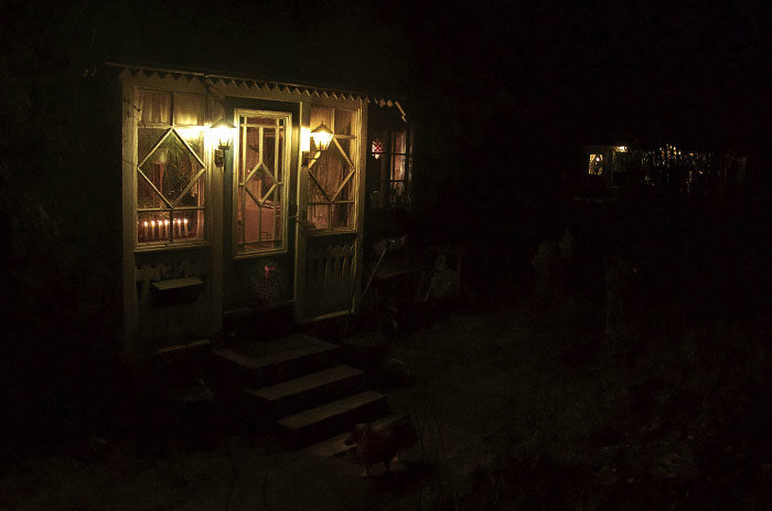 När vi kom hem från stan hade det blivit alldeles mörkt. Då är det fint att ha adventspyntat huset. Morbror och moster har adventspyntat sitt hus (till höger) mer än vi. Det får de gärna göra.
