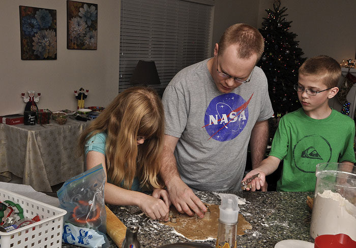 Vad gör man då i USA? Jo, i USA ägnar man sig åt att göra pepparkakor. Det är precis vad min Emily, min David och min Evan gör hemma i köket i Bothell.