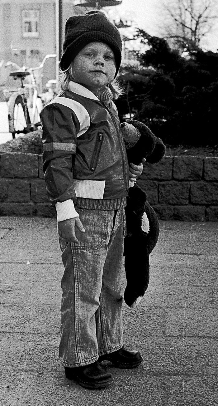 Så här vill min husse minnas David. Här är han bara fyra år. Han blev fotograferad när han och hans nalle var på besök inne i stan.