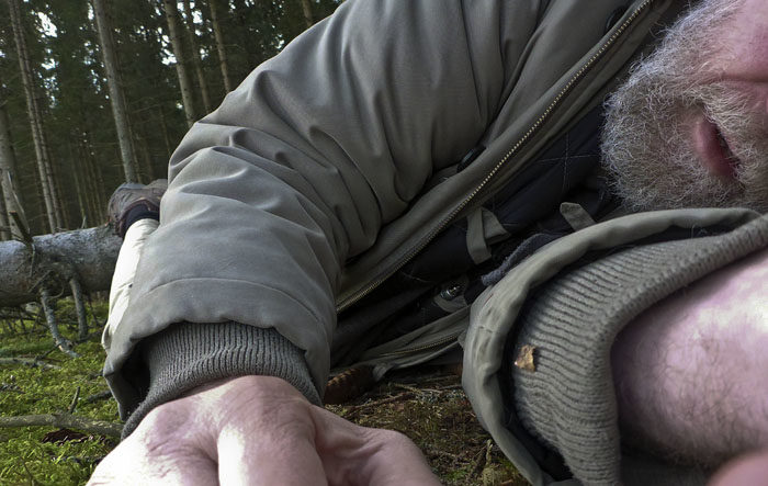 Ja, då har vi husse vid hindret granen som föll omkull den där dagen det blåste så mycket. Hans fot hade fastnat på granen, vilket gjorde att han föll som en fura. Sämre än så här blir det inte.