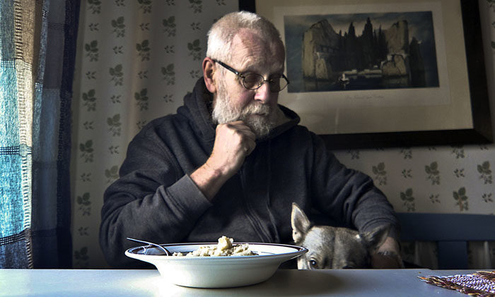 Mansdagen är en dag som alla män bör skämmas på. Inte fira. Min husse viker klädsamt blygt ner sitt huvud, med all rätt, och jag gömmer mig så gott jag kan.