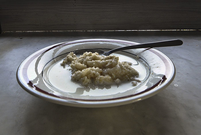 Detta har min husse inte gjort sig förtjänt av: havregrynsgröt med mjölk. Nej, skulle rätt vara rätt, så hade han fått havregrynsgröt med vatten till frukost. Fast rördisken blir godare med mjölk.