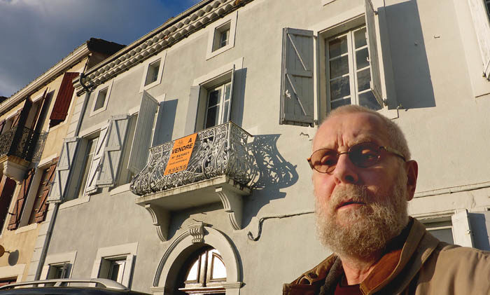 Min husse framför presidentpalatset i Aurignac, som han kanske tänker köpa. Aurignac är en stor, stor stad. Där bor det över 1000 personer.